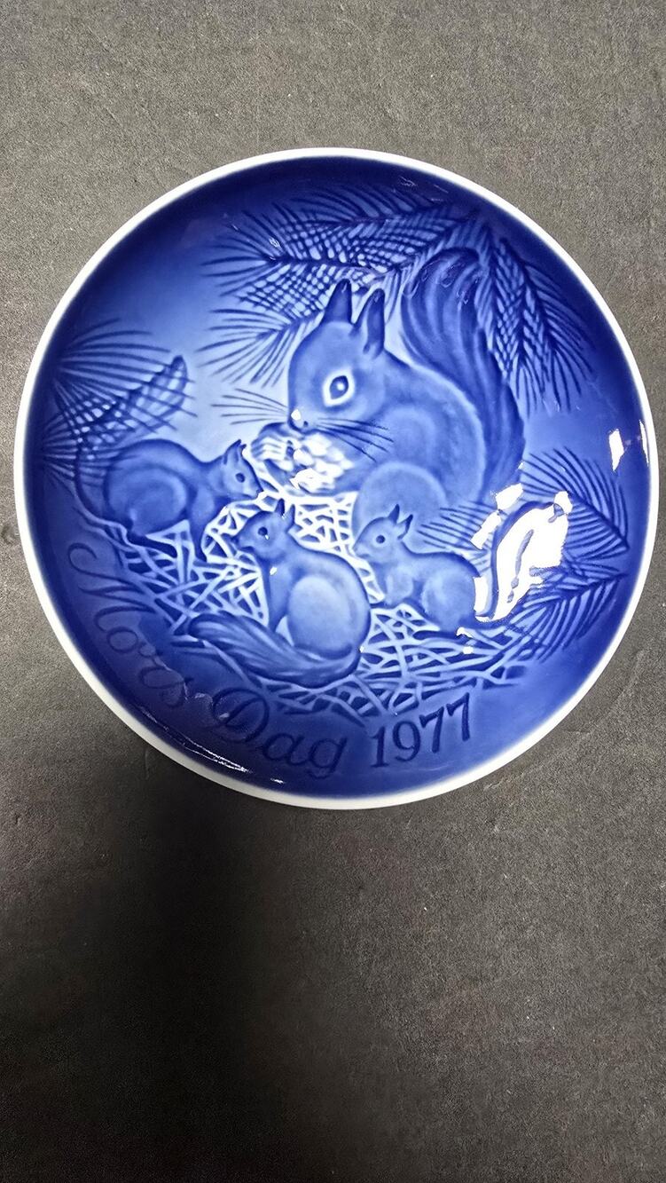 Vintage Bing & Grondahl Mother's Day 1977 Squirrel Plate 9377 Denmark Porcelain